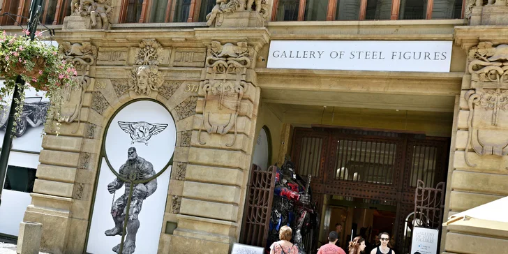 Galéria oceľových figurín: Filmoví hrdinovia, celebrity, dinosaury aj autá
