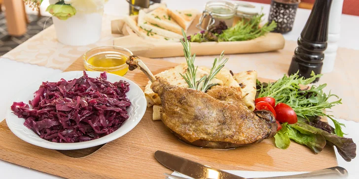Pečená kačka s dusenou červenou kapustou a lokšami + predjedlo