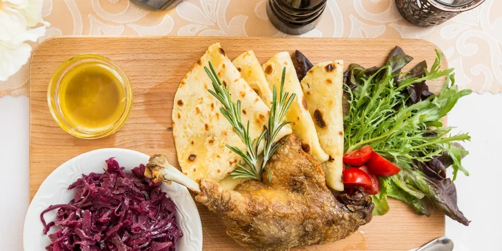 Pečená kačka s dusenou červenou kapustou a lokšami + predjedlo