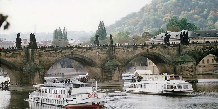 Adventná plavba centrom Prahy s koledami a pečivom či večerou pri sviečkach