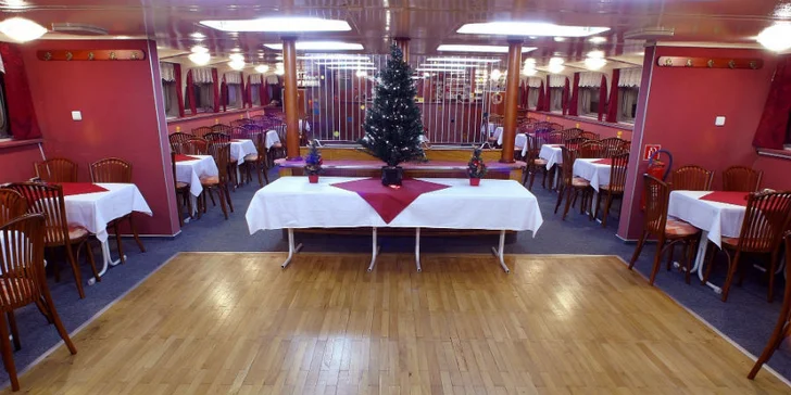 Adventná plavba centrom Prahy s koledami a pečivom či večerou pri sviečkach