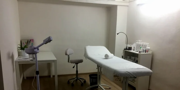 Účinné čistenie pleti spojené s úpravou a farbením obočia a mihalníc