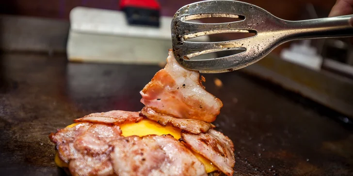 Šťavnatý burger či hotdog s prílohou podľa výberu