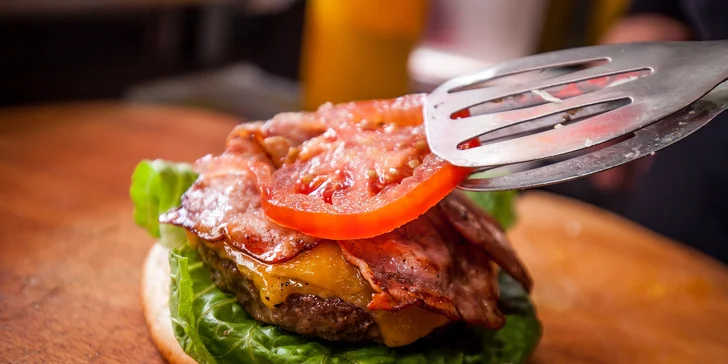 Šťavnatý burger či hotdog s prílohou podľa výberu