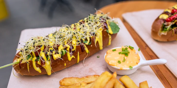 Nadupaný hotdog s veľkými hranolčekmi a omáčkou podľa vlastného výberu