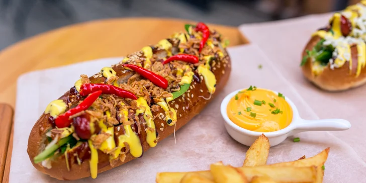 Nadupaný hotdog s veľkými hranolčekmi a omáčkou podľa vlastného výberu