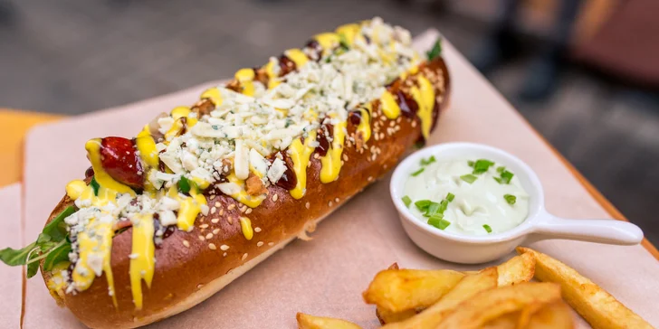 Nadupaný hotdog s veľkými hranolčekmi a omáčkou podľa vlastného výberu