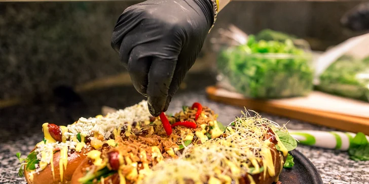 Nadupaný hotdog s veľkými hranolčekmi a omáčkou podľa vlastného výberu