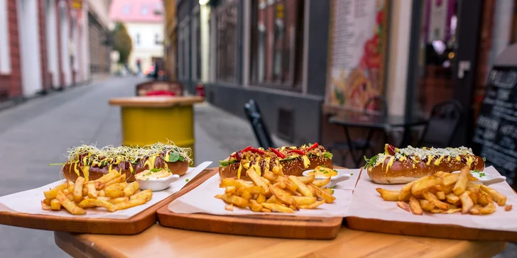 Nadupaný hotdog s veľkými hranolčekmi a omáčkou podľa vlastného výberu