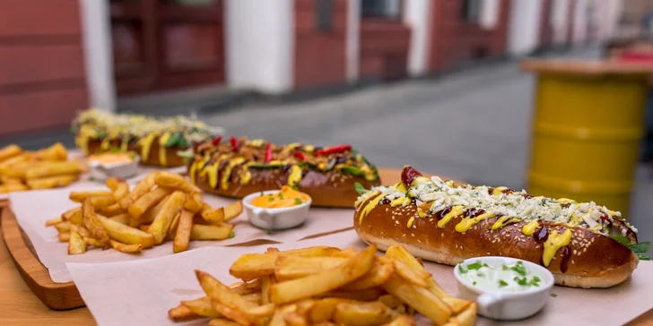 Nadupaný hotdog s veľkými hranolčekmi a omáčkou podľa vlastného výberu