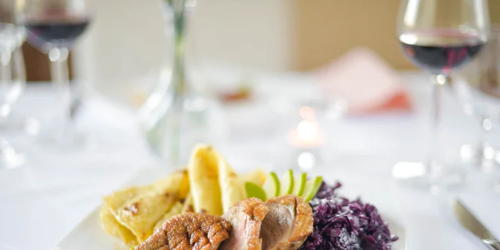Kačacie hody pre 2 osoby s pohárom vína v Hoteli Agátka