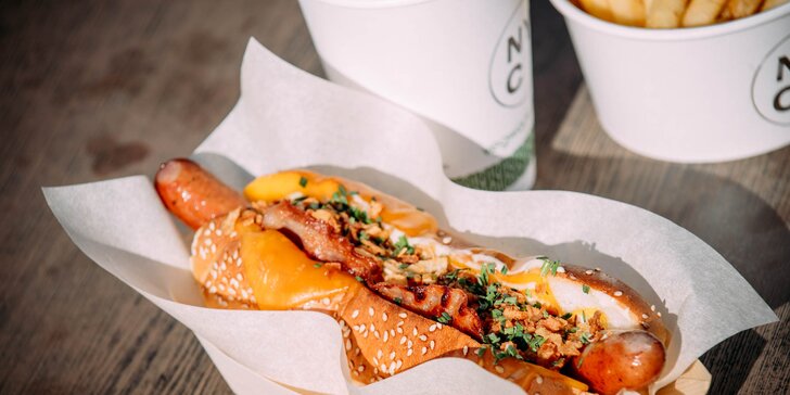 Skvelé NYC Corner hot dogy a burgre s hranolčekmi alebo coleslaw šalátom