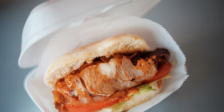Šťavnatý kebab v žemli, placke či na tanieri s hranolčekmi