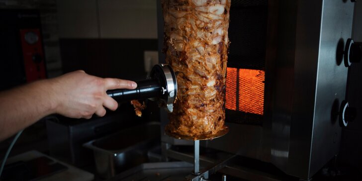 Šťavnatý kebab v žemli, placke či na tanieri s hranolčekmi