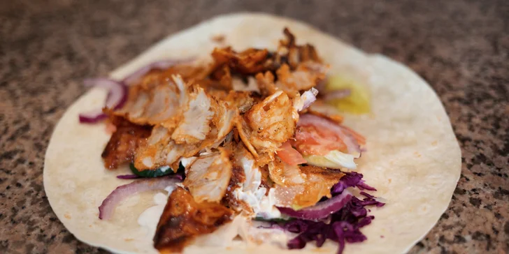 Šťavnatý kebab v žemli, placke či na tanieri s hranolčekmi