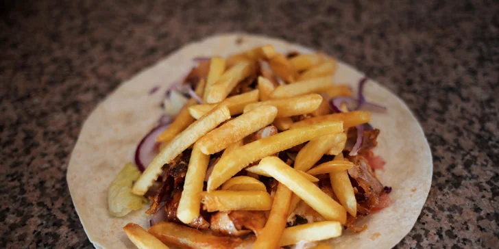 Šťavnatý kebab v žemli, placke či na tanieri s hranolčekmi