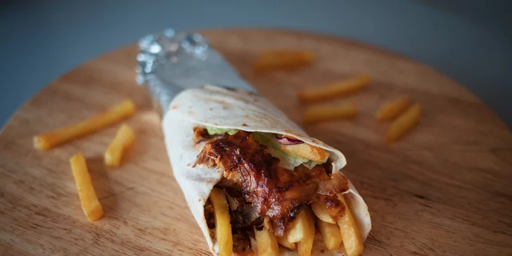 Šťavnatý kebab v žemli, placke či na tanieri s hranolčekmi