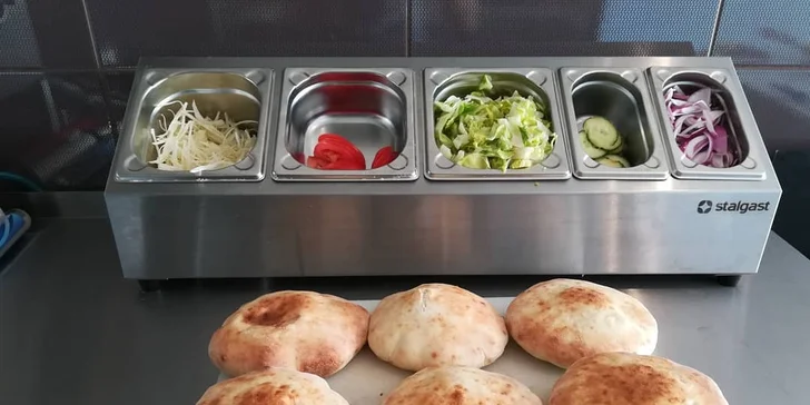Šťavnatý kebab v žemli, placke či na tanieri s hranolčekmi