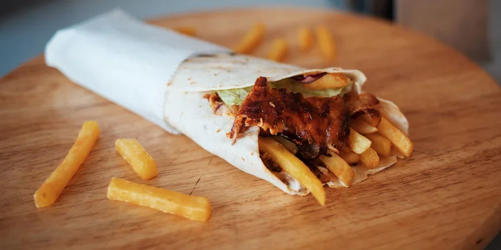 Šťavnatý kebab v žemli, placke či na tanieri s hranolčekmi