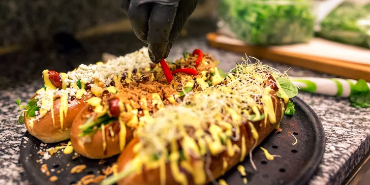 Nadupaný hotdog s veľkými hranolčekmi a omáčkou podľa vlastného výberu