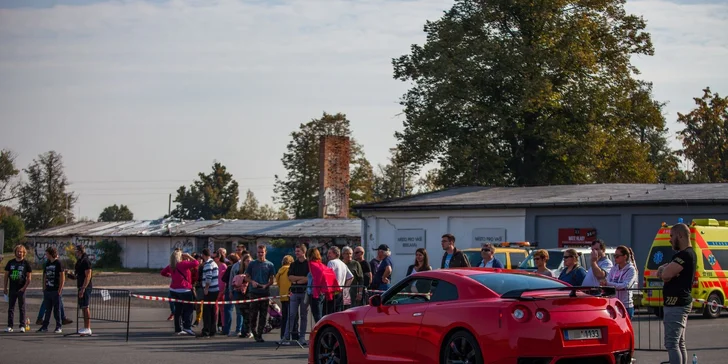 Adrenalínová jazda na okruhu Hradec Králové na luxusných autách Ferrari, Porsche, Aston Martin,McLaren, BMW alebo Lamborghini! Palivo v cene!