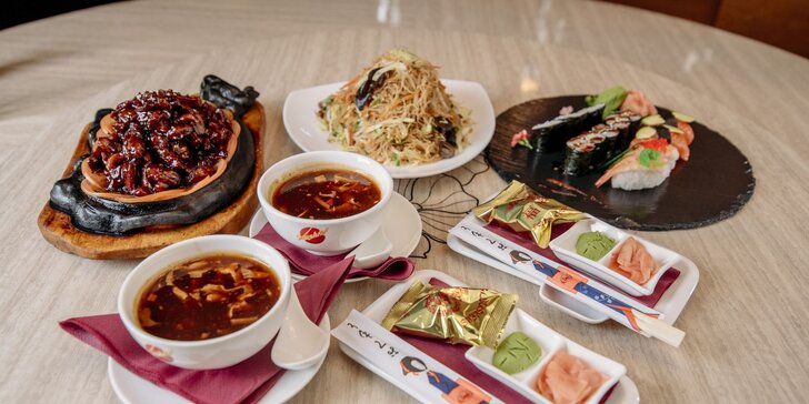 Dva druhy ázijského menu s polievkou