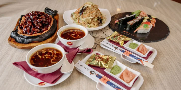 Dva druhy ázijského menu s polievkou