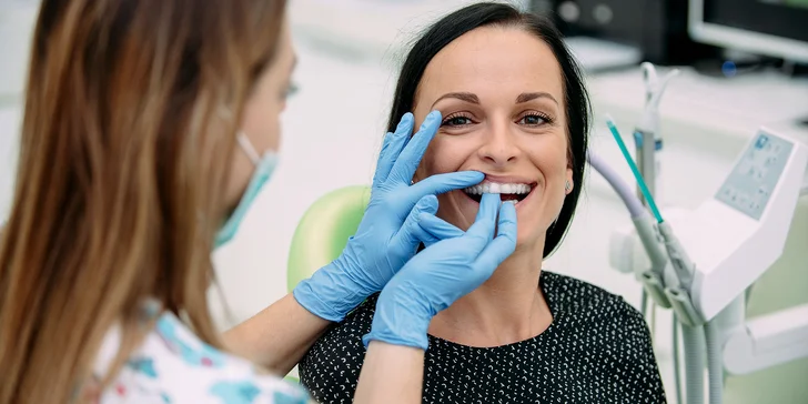 Žiarivý úsmev vďaka bieleniu zubov vo Family Dental Care