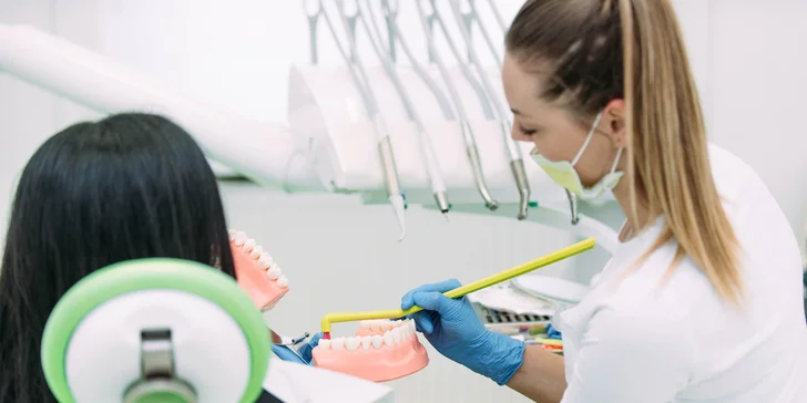 Žiarivý úsmev vďaka bieleniu zubov vo Family Dental Care