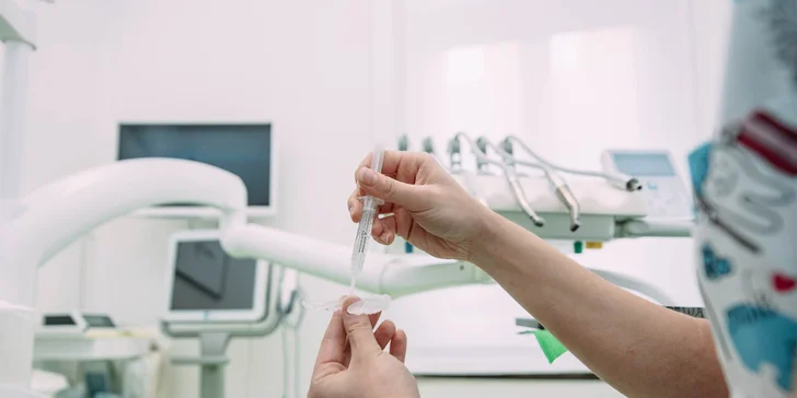 Žiarivý úsmev vďaka bieleniu zubov vo Family Dental Care