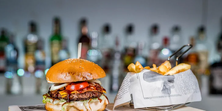 2 druhy famóznych burgerov s hranolčekmi a cibuľovými krúžkami