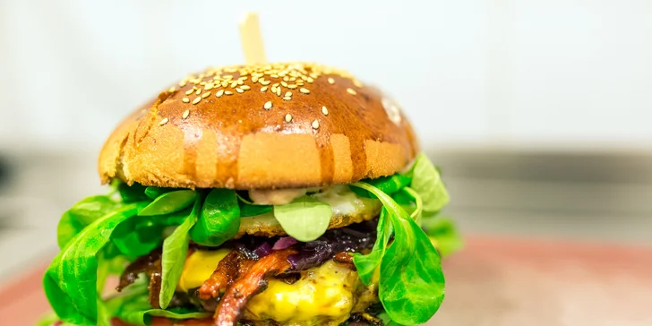 Vynikajúci burger s hranolčekmi a nápojom podľa výberu