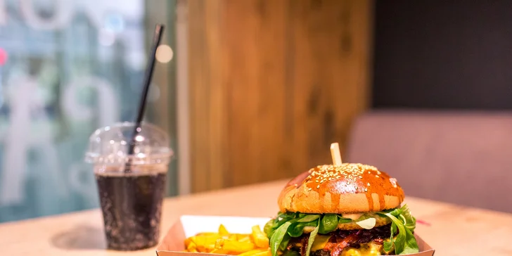Vynikajúci burger s hranolčekmi a nápojom podľa výberu