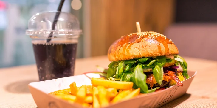 Vynikajúci burger s hranolčekmi a nápojom podľa výberu