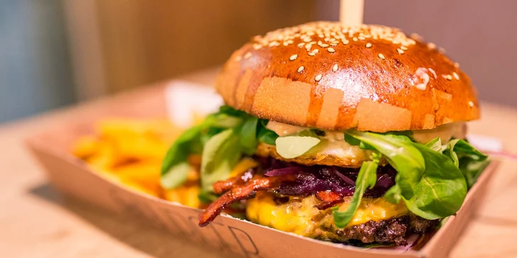 Vynikajúci burger s hranolčekmi a nápojom podľa výberu