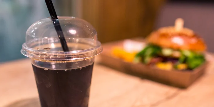 Vynikajúci burger s hranolčekmi a nápojom podľa výberu