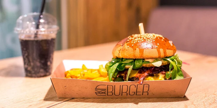 Vynikajúci burger s hranolčekmi a nápojom podľa výberu