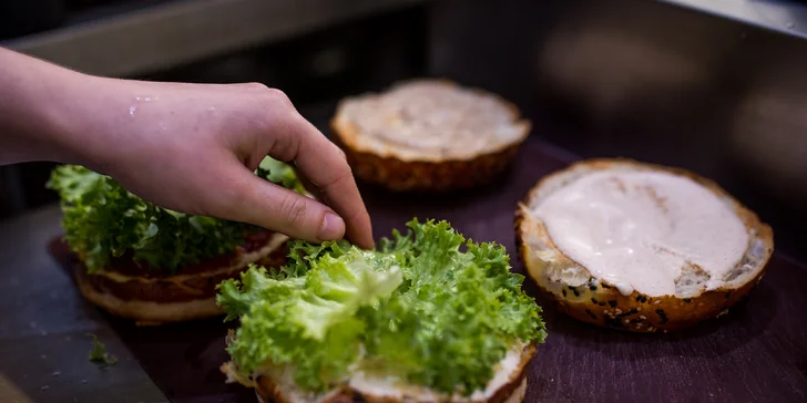 Poctivý burger podľa výberu s domácimi hranolkami