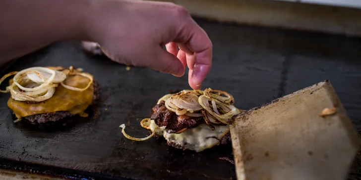 Poctivý burger podľa výberu s domácimi hranolkami