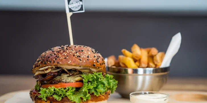 Poctivý burger podľa výberu s domácimi hranolkami