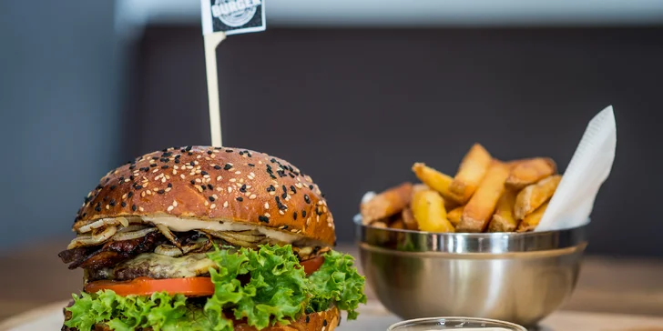 Poctivý burger podľa výberu s domácimi hranolkami