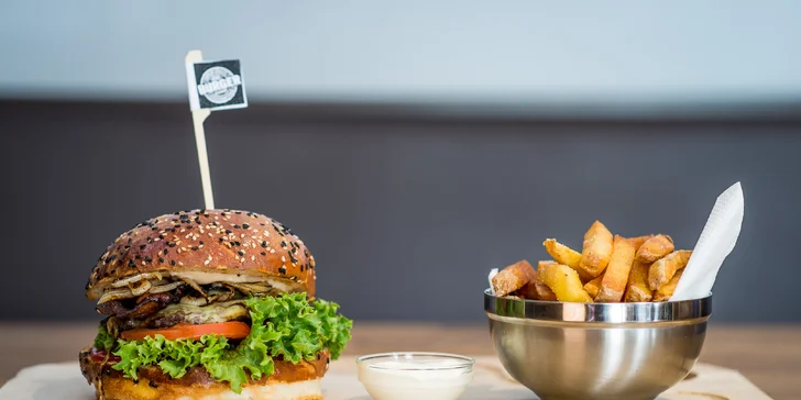 Poctivý burger podľa výberu s domácimi hranolkami