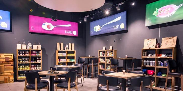 Vynikajúci burger s hranolčekmi a nápojom podľa výberu