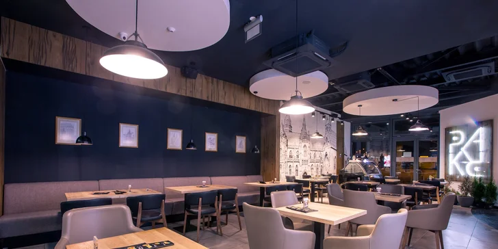 Vynikajúci burger s hranolčekmi a nápojom podľa výberu