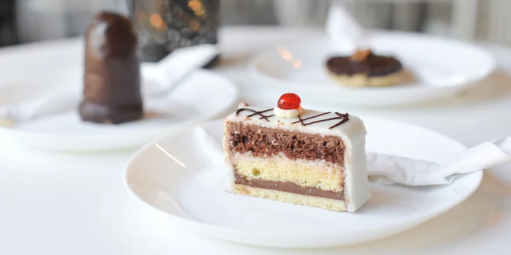 Chutný koláč, zákusok, cheesecake, wafle či palacinky s kávou