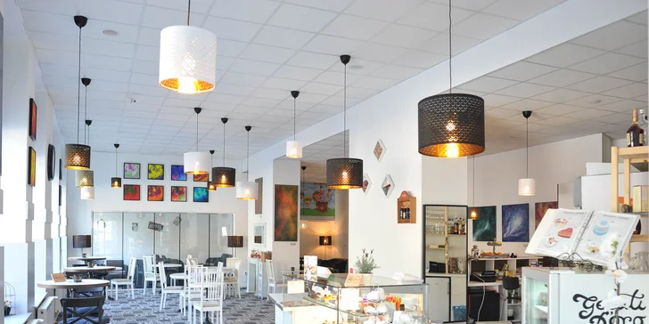 Chutný koláč, zákusok, cheesecake, wafle či palacinky s kávou