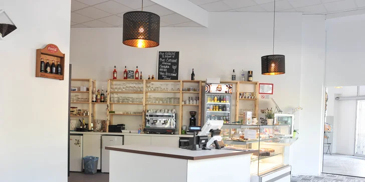 Chutný koláč, zákusok, cheesecake, wafle či palacinky s kávou