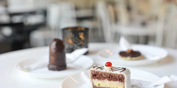 Chutný koláč, zákusok, cheesecake, wafle či palacinky s kávou