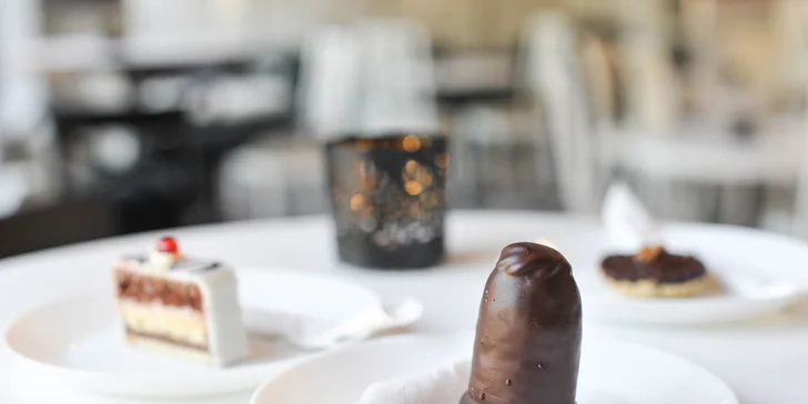 Chutný koláč, zákusok, cheesecake, wafle či palacinky s kávou