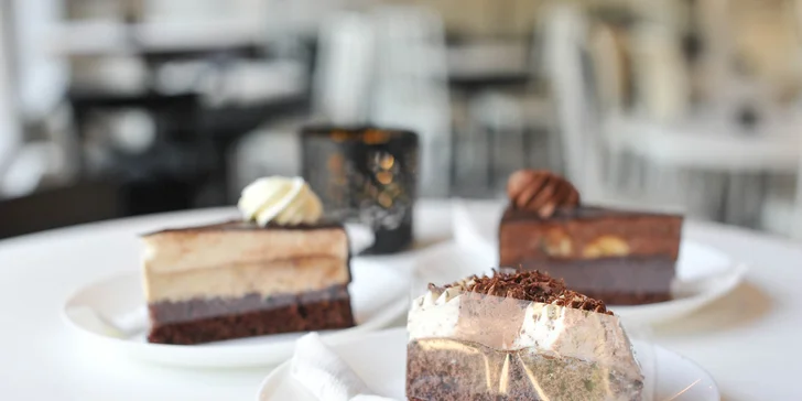 Chutný koláč, zákusok, cheesecake, wafle či palacinky s kávou